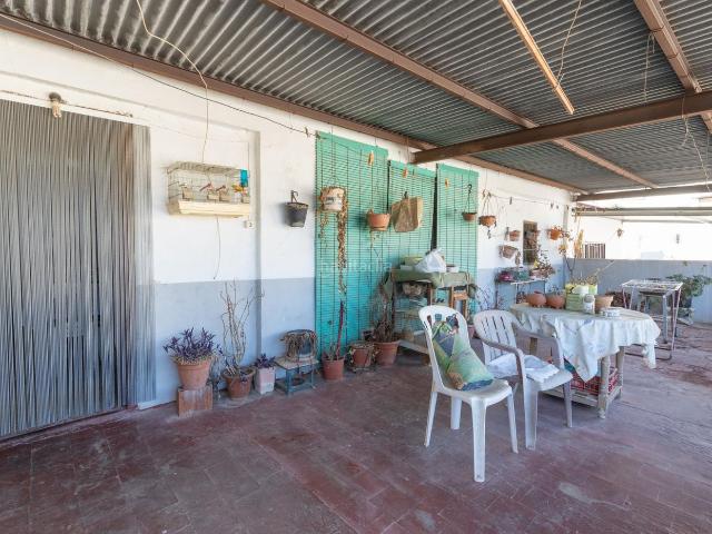 Casa en venta en Albuñol. Casa de dos plantas en Albuñol con amplia terraza y vistas despejadas. Casas.