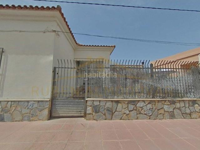 Casa en venta en Algueña. Casa adosada con garaje y terraza en Algueña. Casas.