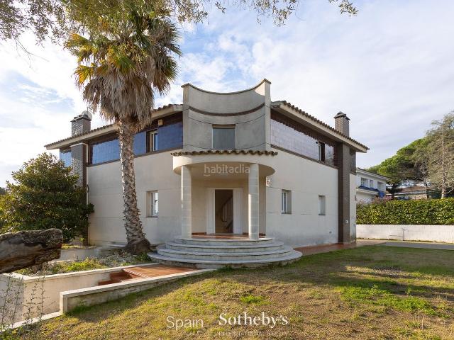 Casa en venta en Alella. Villa con magnificas vistas al mar en Can Teixidor para reformar. Casas.