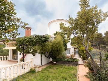 Casa en venta en Alella. Casa con vivienda independiente en Alella a 15 minutos de Barcelona. Casas.