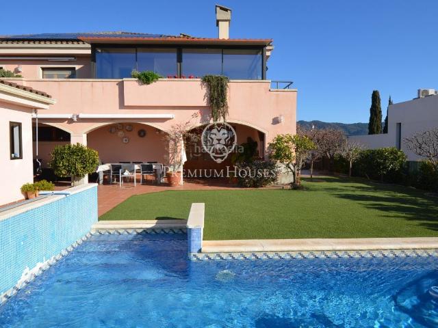 Casa en venta en Alella. Casa con piscina en venta con vistas espectaculares en Alella. Casas.