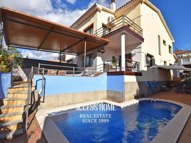 Casa en venta en Alella. Casa con piscina entre Alella y El Masnou a 600metros de la playa. Casas.