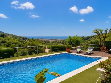 Casa en venta en Alella. Casa en Alella con piscina, jardín y vistas al mar. Casas.