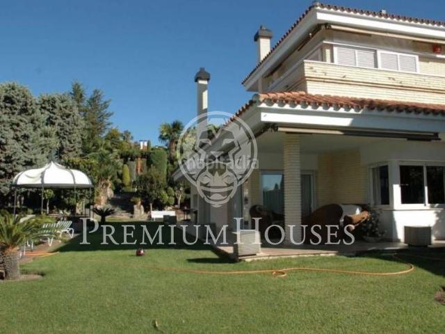 Casa en venta en Alella. Casa en venta con fabulosas vistas y piscina en Alella. Casas.