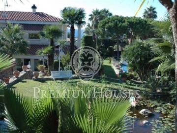 Casa en venta en Alella. Casa en venta con fabulosas vistas y piscina en Alella. Casas.