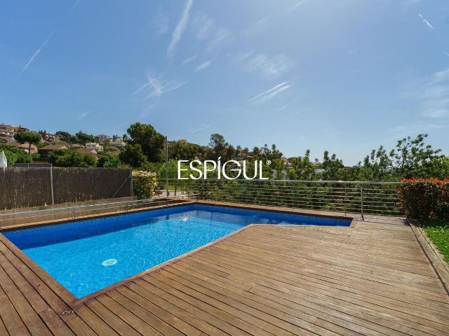 Casa en venta en Alella. Casa unifamiliar de estilo contemporáneo y piscina privada en Teià. Casas.