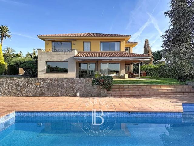 Casa en venta en Alella. Casas.