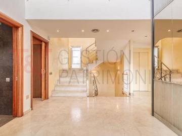 Casa en venta en Alella. Con ascensor y piscina climatizada en el centro. Casas.