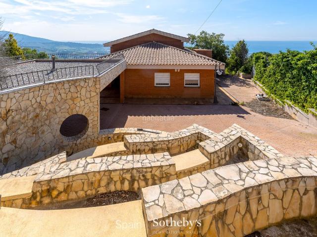 Casa en venta en Alella. Elegante y majestuosa residencia con la mejor vista de Alella. Casas.