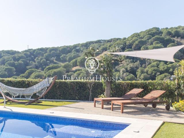 Casa en venta en Alella. Espectacular casa en venta en Alella con piscina y vistas al mar. Casas.