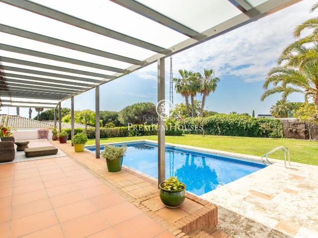 Casa en venta en Alella. Espectacular casa mediterránea en venta con vistas al mar en Can Teixidó. Casas.