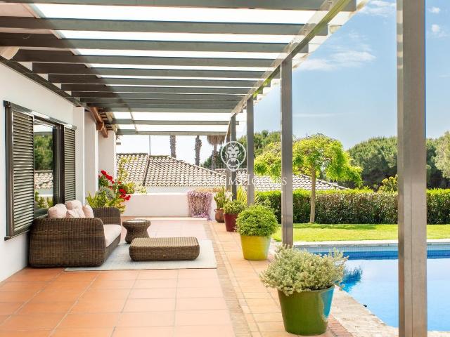 Casa en venta en Alella. Espectacular casa mediterránea en venta con vistas al mar en Can Teixidó. Casas.