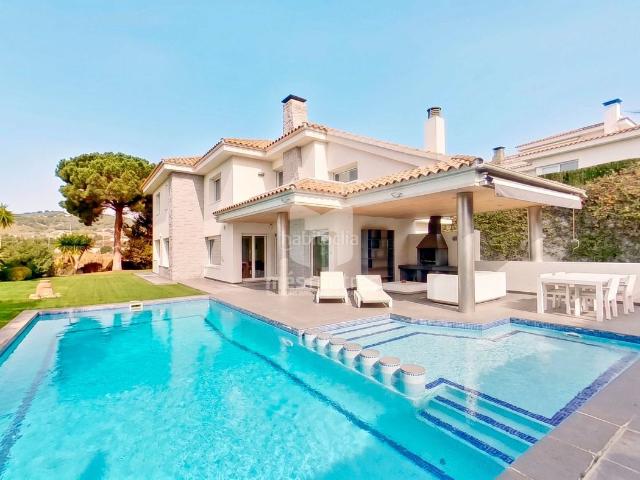 Casa en venta en Alella. Exclusiva Casa Unifamiliar con Vistas al Mar en Can Teixidó. Casas.