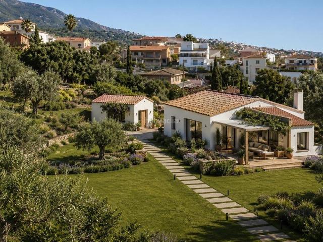 Casa en venta en Alella. Exclusiva finca en Alella con gran terreno y múltiples posibilidades!. Casas.