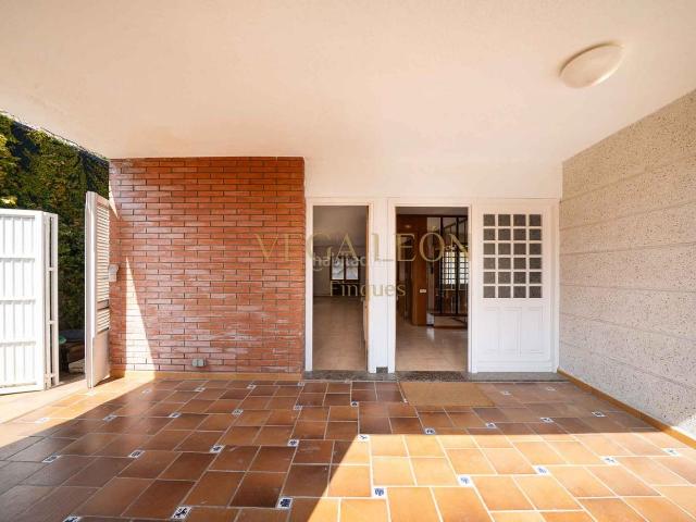 Casa en venta en Alella. Exclusiva residencia con vistas al mar en Alella. Casas.
