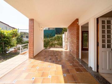 Casa en venta en Alella. Exclusiva residencia con vistas al mar en Alella. Casas.