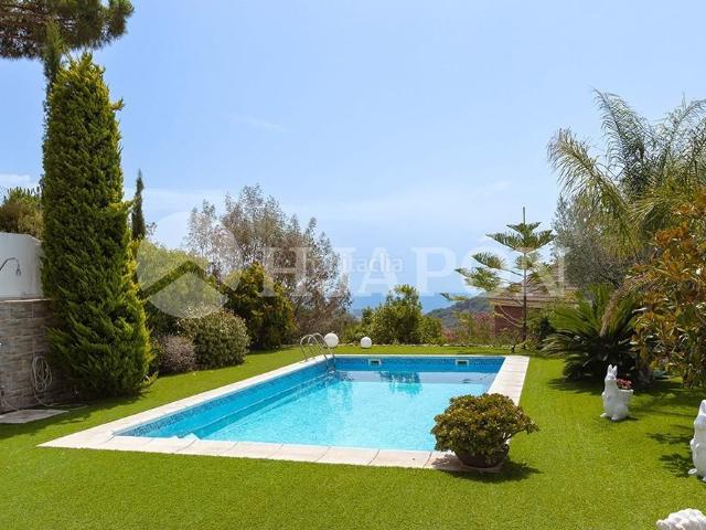 Casa en venta en Alella. Exclusiva villa con jardín, piscina y vistas al mar en Alella. Casas.