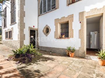 Casa en venta en Alella. Casa con encanto en Alella cerca del pueblo con gran terreno. Casas.