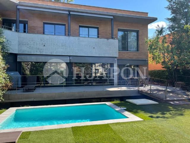 Casa en venta en Alella. Maravillosa casa junto al mar en Alella. Casas.