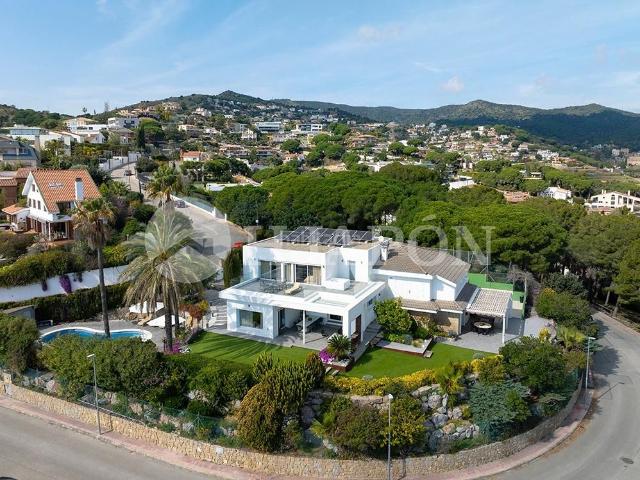 Casa en venta en Alella. Propiedad exclusiva con increíbles vistas al mar y cerca del centro de Alella. Casas.