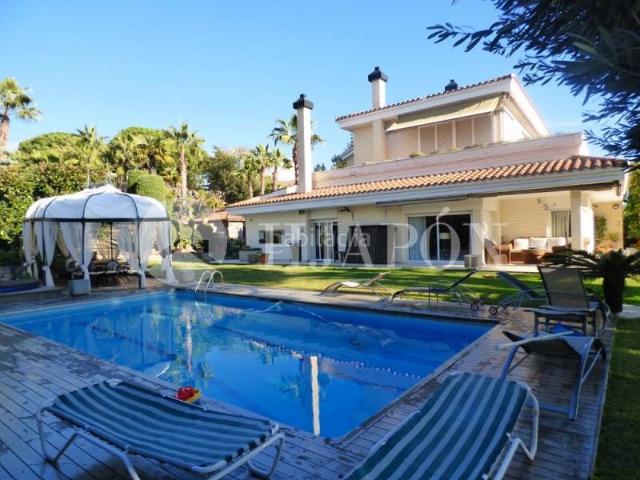 Casa en venta en Alella. Situación privilegiada junto al mar. Casas.