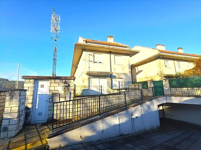 Casa en venta en Alfoz de Lloredo. Chalets adosados de 3 dormitorios en Oreña. Casas Alfoz de.