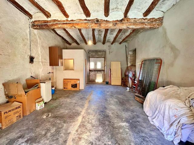 Casa en venta en Alfara de Carles. Casa de 350 m2 en el centro de Alfara de Carles Los Puertos Para reformar, con garaje enorme, sótanobodega y terreno para jardín. Casas Alfara de.