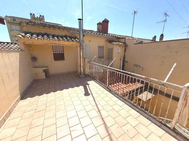 Casa en venta en Alfarràs. Casa en Alfarras de dos Plantas independientes con almacen y terraza. Casas.