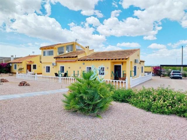 Casa en venta en Alhama de Murcia, Condado de Alhama. Villa rural de 5 dormitorios y 3 baños con dos apartamentos independientes para invitados. Casas Alhama de.
