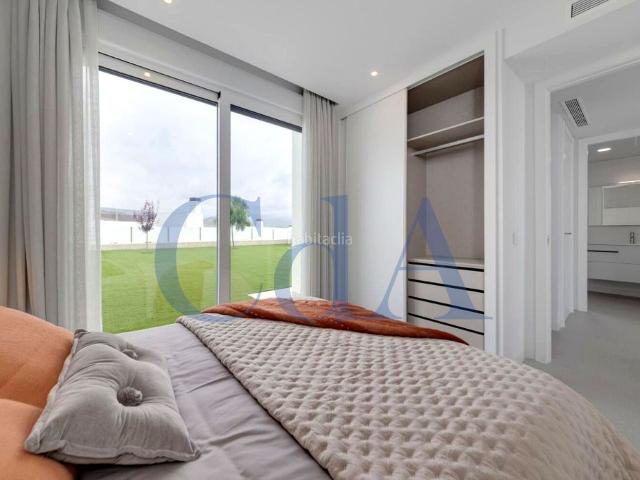 Casa en venta en Alicante, Montnegre. Chalet de obra nueva, próximo al campo de golf Bonalba, Alicante. Casas.