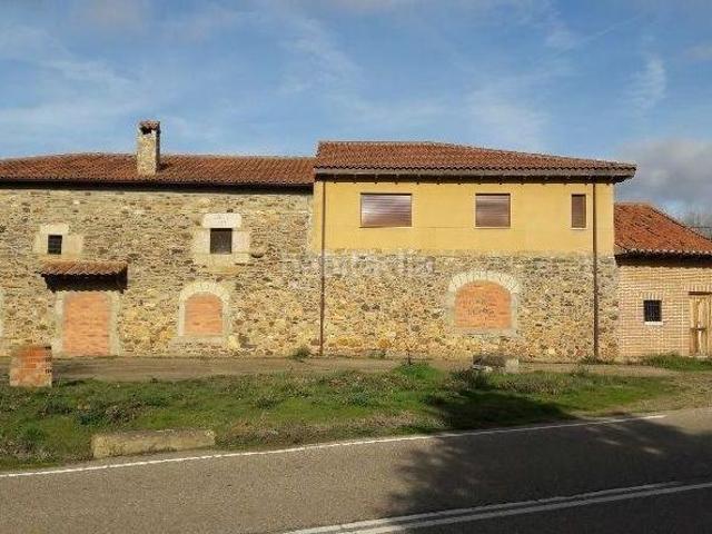Casa en venta en Alija del Infantado. CASA DE PIEDRA CON JARDIN EN ALIJA DEL INFANTADO. Casas Alija del.