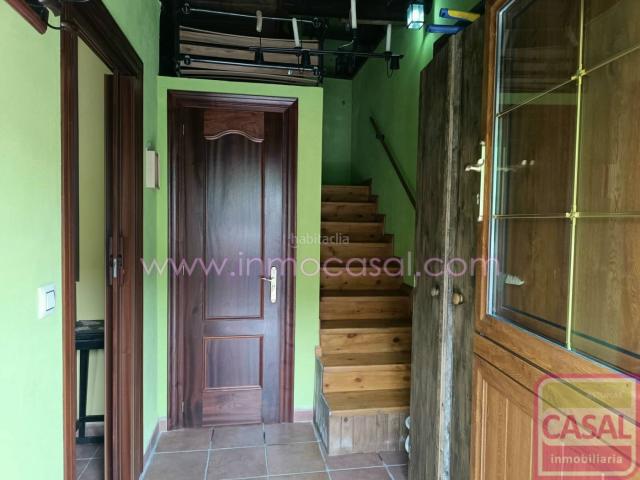 Casa en venta en Aller. SE VENDE CASA ADOSADA EN HUERTOMURO. Casa de dos plantas, una habitación, sala de estar, cocina con chimenea de leñas, un baño co. Casas.