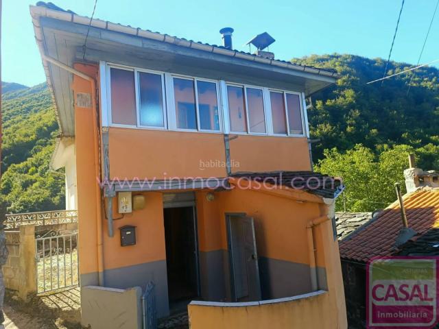 Casa en venta en Aller. SE VENDE CASA EN CASOMERA ALLER. Casa de tres plantas, tres habitaciones sencillas, sala de estar, cocina, baño con bañera y venta. Casas.