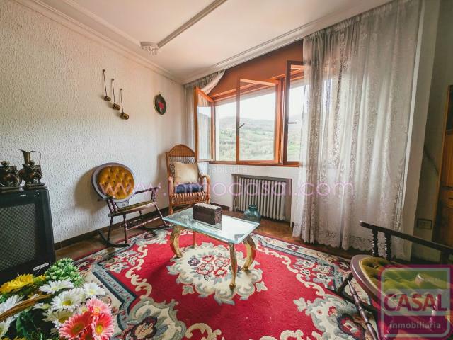 Casa en venta en Aller. Venta de casa con finca, y solar urbanizable de 600 metros cuadrados. Se compone de dos viviendas, más un bajo diáfano, jardín, p. Casas.