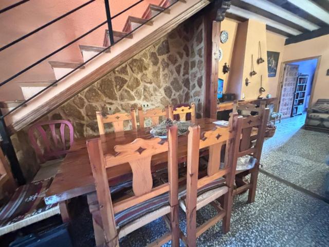 Casa en venta en Almodóvar del Pinar. Encantadora casa en pueblo tranquilo, amplia, luminosa y con estilo rústico moderno. Casas Almodóvar del.