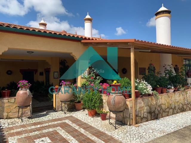Casa en venta en Almoharín. SE VENDE CASA RURAL CON ENCANTO EN ALMOHARÍN 5 HECTÁREAS DE TERRENO Y PISCINA. Casas.