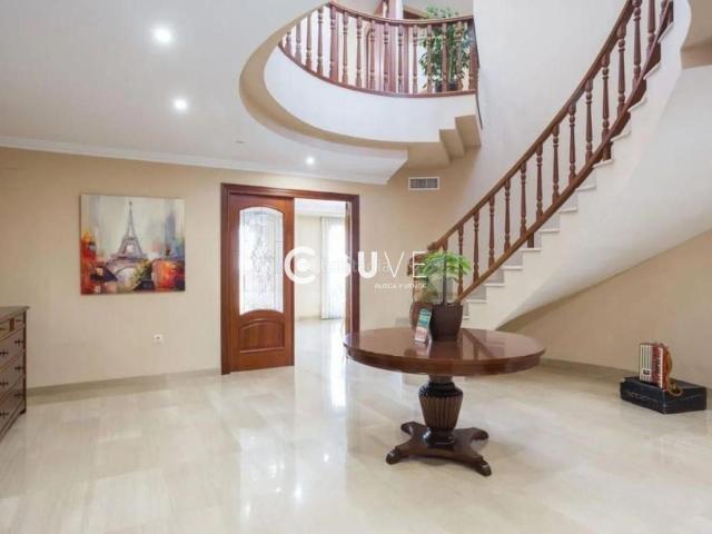 Casa en venta en Almoines. Amplia vivienda de 562 m con 7 habitaciones, 3 terrazas y ascensor. Casas.