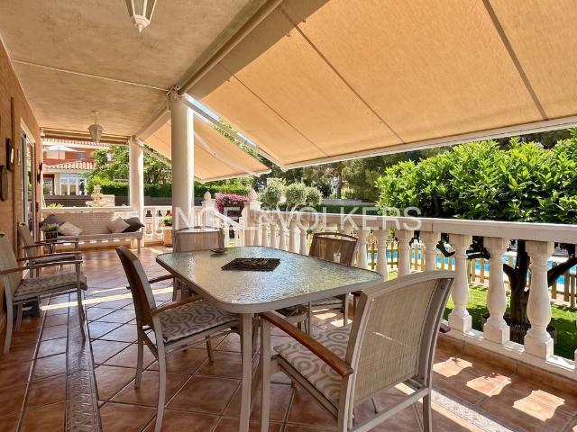Casa en venta en Almoster. Amplio chalet familiar esquinero con piscina, cocina de 22 m² y excelente estado de conservación. Casas.