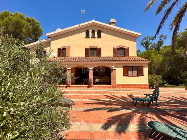 Casa en venta en Almoster. Gran propiedad con vistas y estilo de vida mediterráneo. Casas.
