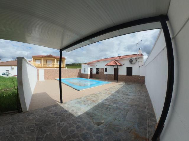 Casa en venta en Almadén de la Plata. Estupenda casa con piscina. Casas Almadén de la.