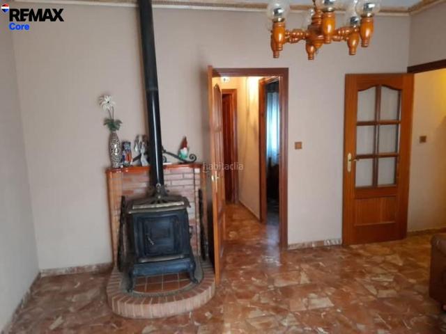 Casa en venta en Almendralejo. Amplia Vivienda de Tres Plantas con Cochera para Cuatro Coches. Casas.