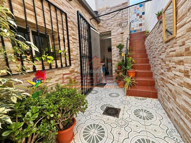 Casa en venta en Almendralejo. EN VENTA CASA EN ZONA POLIDEPORTIVO. Casas.