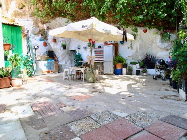 Casa en venta en Almería, Esperanza Quemadero. VIVIENDA INDEPENDIENTE CON DOS PLANTAS, GRAN PATIO Y CUEVAS LA ESPERANZA, ALMERÍA. Casas.