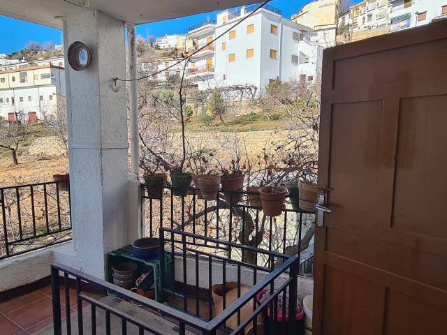 Casa en venta en Alpujarra de la Sierra. Casa grande con terraza, azotea y huerto. Casas Alpujarra de la.