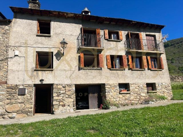 Casa en venta en Alt Àneu Pirineos. Conjunto de casa, cuadra y pajar en Son. Casas Alt.