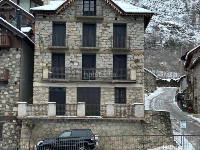 Casa en venta en Alt Àneu Pirineos. Gran casa a reformar para hacer hotel o albergue. Casas Alt.
