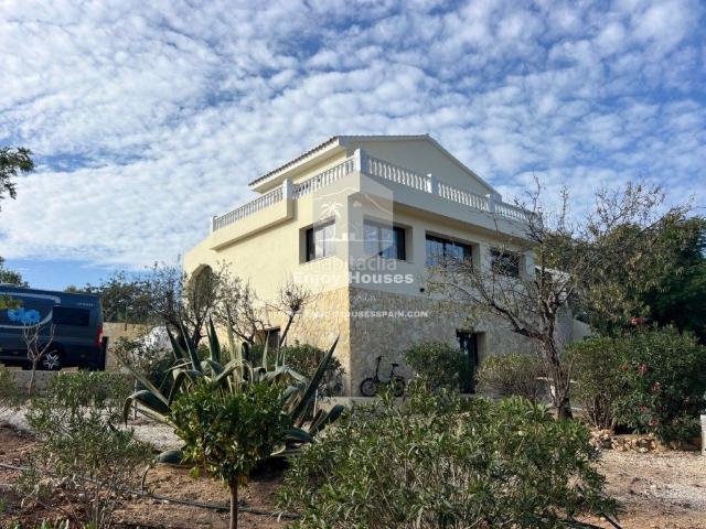 Casa en venta en Altea, Altea Ciudad. Villa de lujo totalmente renovada con vistas panorámicas al mar en una parcela de 12.400 m en Altea. Casas.