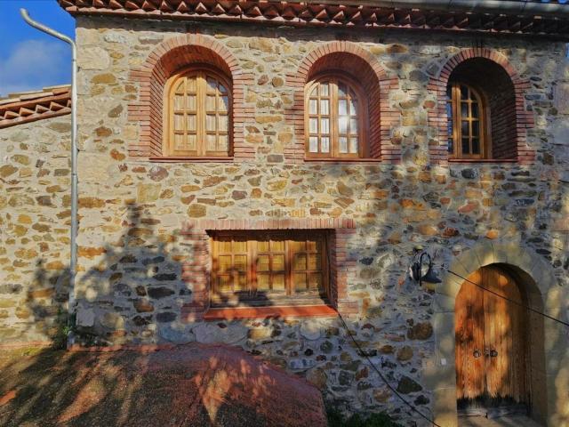 Casa en venta en Amer. FINCA RÚSTICA CON MASÍA Y SANTUARIO EN AMER GIRONA. Casas.