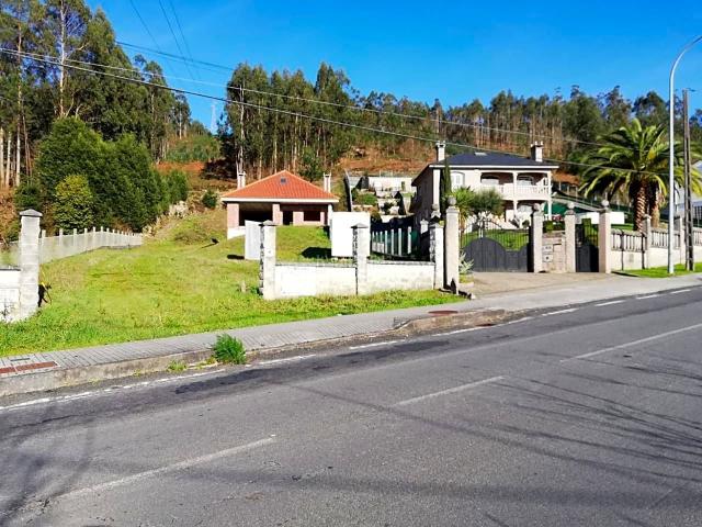 Casa en venta en Ames, Área de Ames. Este casa chalet a reformar se encuentra en Ventosa, Ames, La Coruña. Tiene una finca de unos 2030 m2 aprox. Es un casa chalet. Casas.