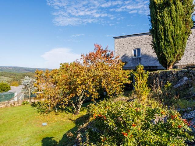 Casa en venta en Amoeiro. Casa de piedra lista para entrar a vivir con gran finca, garaje y bodega en Amoeiro. Casas.